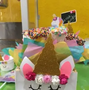 Alimentos y banquetes para eventos Bolsas de dulces y arreglos de centros de mesa