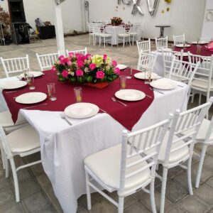 Cubre mantel color vino