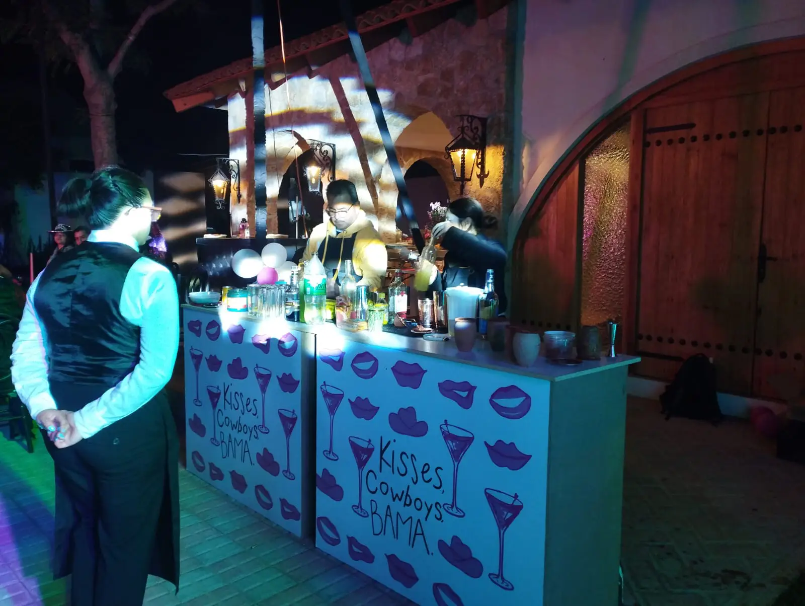 una de un barman preparando bebidas con insumos del cliente, y otra de una barra de bebidas completa con todo incluido.