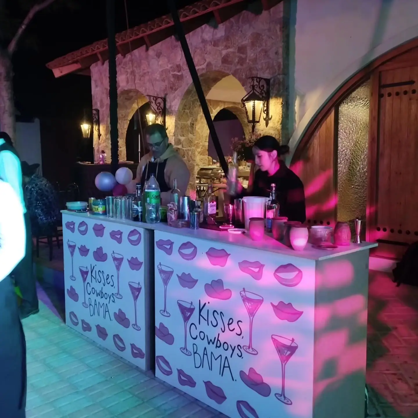 Un barman sonriente y profesional sirviendo cócteles a invitados felices en un evento, destacando la calidad del servicio y la satisfacción.