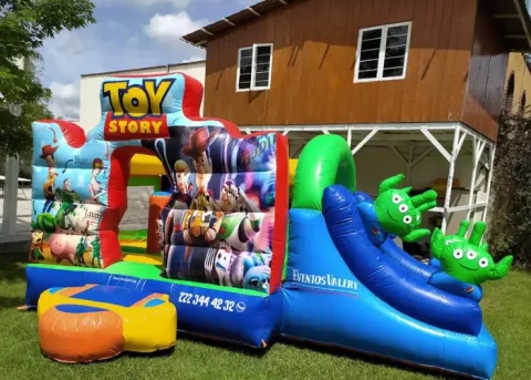 Niños disfrutando en brincolín castillo inflable gigante en renta para fiesta infantil en Puebla.