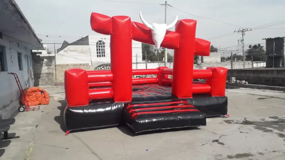 Renta de Toro Mecánico Profesional para Eventos Empresariales Toro mecánico profesional con colchón inflable en un evento empresarial, fomentando la diversión y el compañerismo.