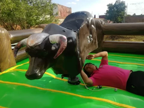 Operador Calificado de Toro Mecánico en Puebla Operador experimentado de toro mecánico controlando la velocidad y dificultad para asegurar la diversión y seguridad.