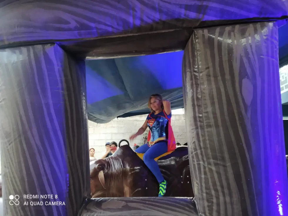 Toro Mecánico en Acción en Fiesta de Cumpleaños en Puebla Invitados divirtiéndose montando un toro mecánico en una animada fiesta de cumpleaños en Puebla.