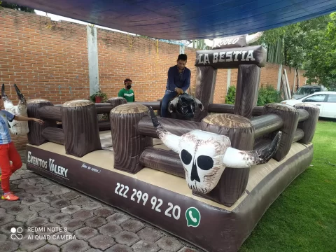 Renta de Toro Mecánico para Posadas y Celebraciones Grupo de amigos disfrutando del toro mecánico en una posada o celebración de fin de año en Puebla.