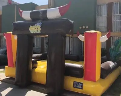 Toro Mecánico para Fiestas y Eventos en Angelópolis Toro mecánico instalado y listo para usar en un evento al aire libre en la zona de Angelópolis, Puebla