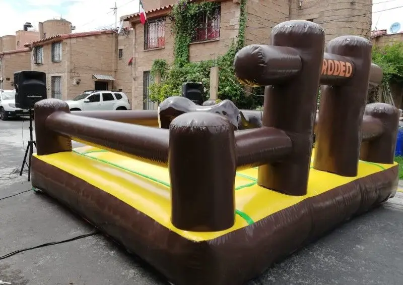 Colchón Inflable de Seguridad para Toro Mecánico Puebla Detalle del amplio y seguro colchón inflable que rodea el toro mecánico, garantizando la protección de los participantes.