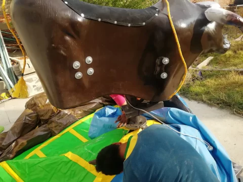 Toro Mecánico Infantil Seguro y Divertido en Cholula Niños riendo y jugando de forma segura en un toro mecánico infantil con operador en un evento en Cholula, Puebla.